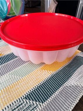 Red-Lid Round Tupperware jello Container